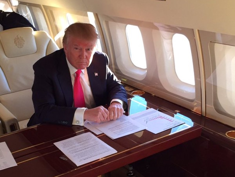 Donald Trump reading web articles printed off from the Huffington Post (Twitter)